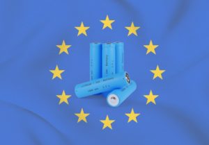Kuvassa taustalla EU:n lippu, jonka edessä on 5 kappaletta sähkötupakan akkuja.